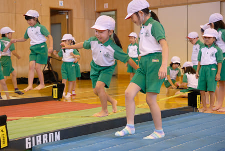 小学校体育での導入広がる スラックライン 日本教育新聞電子版 Nikkyoweb